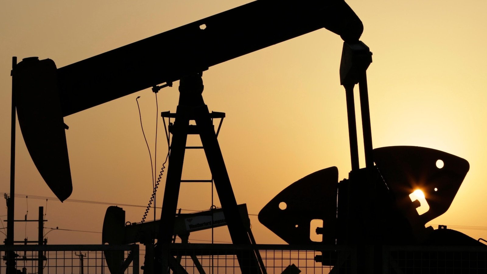 Oil prices fall $ 2 with most closed Asian markets for holidays