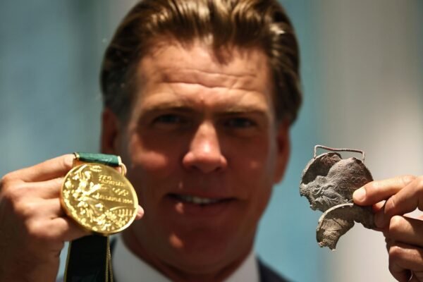 Olympic Swimming Gran Gary Hall JR granted 10 medals to replace the destroyed ones in Los Angeles fires