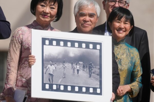 Photo Group says that the attribution 'of the historical image of Vietnam has suspended due to doubts