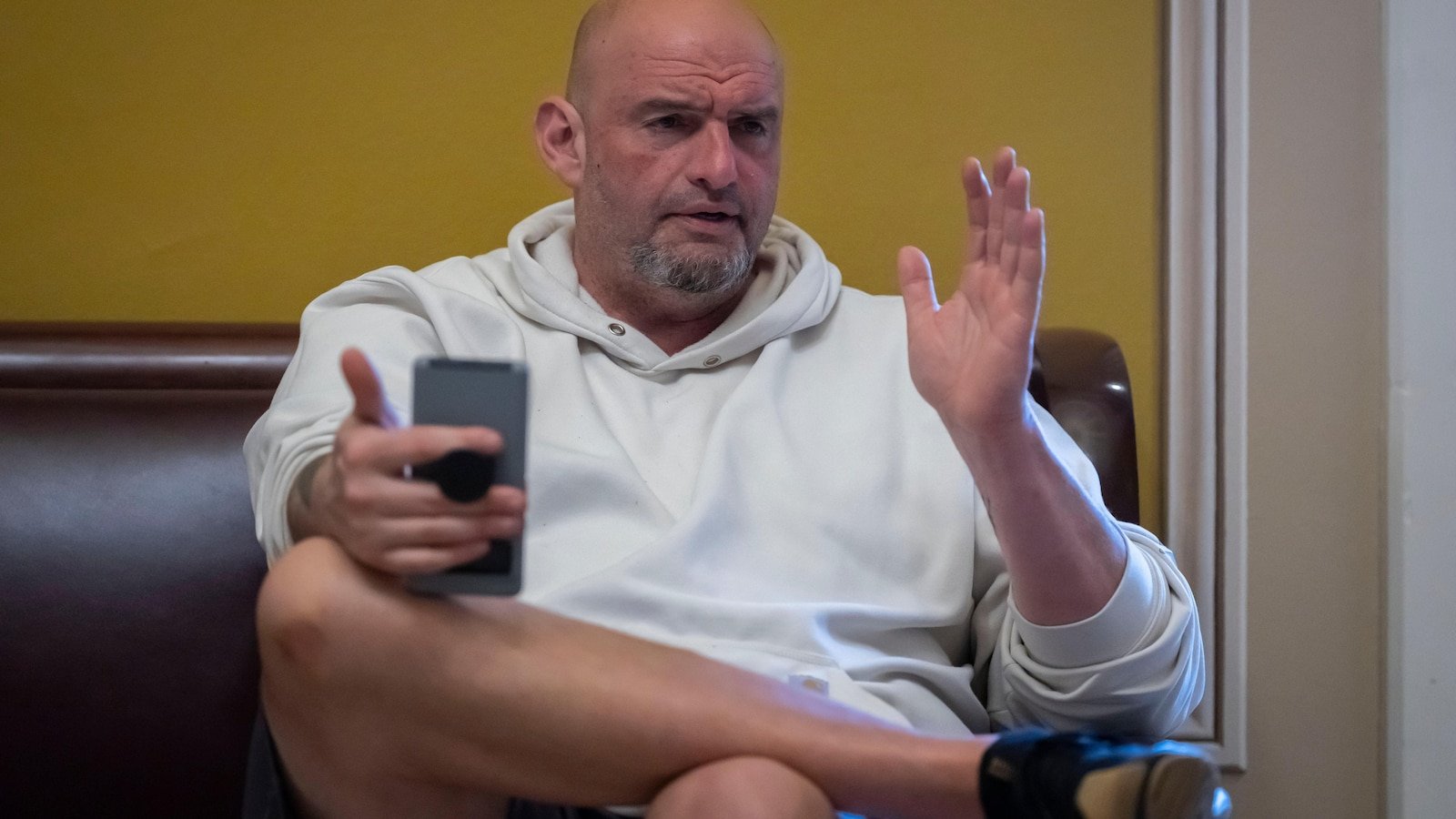 Senator John Fetterman gives alarms with burst at the meeting with Union, the sources say