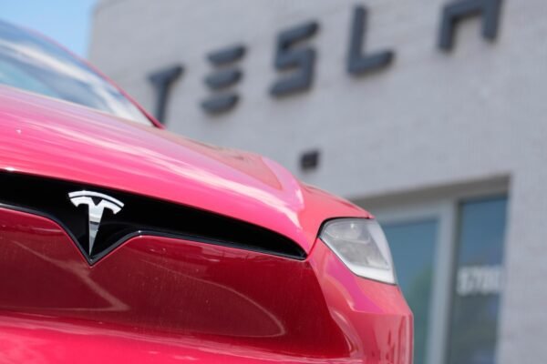 Tesla monthly sales in Europe by half, pointing out a violent reaction against Musk