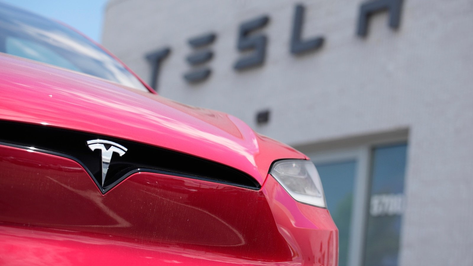 Tesla monthly sales in Europe by half, pointing out a violent reaction against Musk