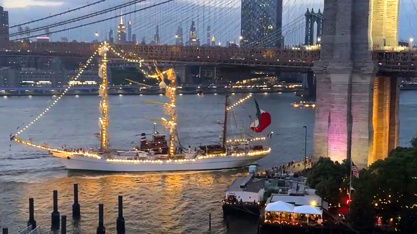 The Mexican Navy sailboat crashes against the Brooklyn bridge, at least 19 injured: officials