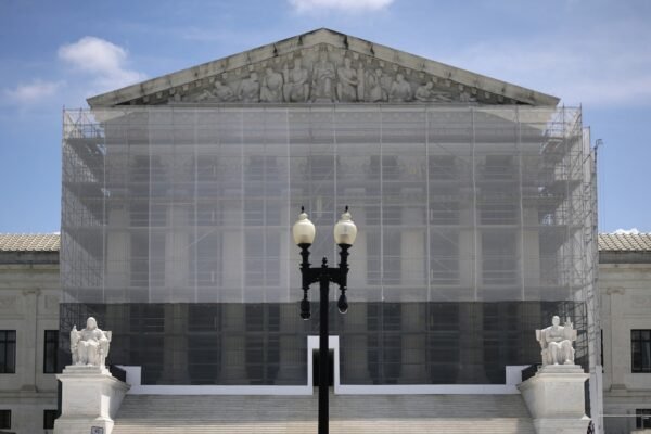 The Supreme Court maintains the temporary blockade in the deportations of Trump's alien enemies.