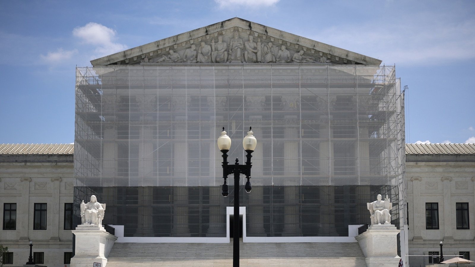 The Supreme Court maintains the temporary blockade in the deportations of Trump's alien enemies.