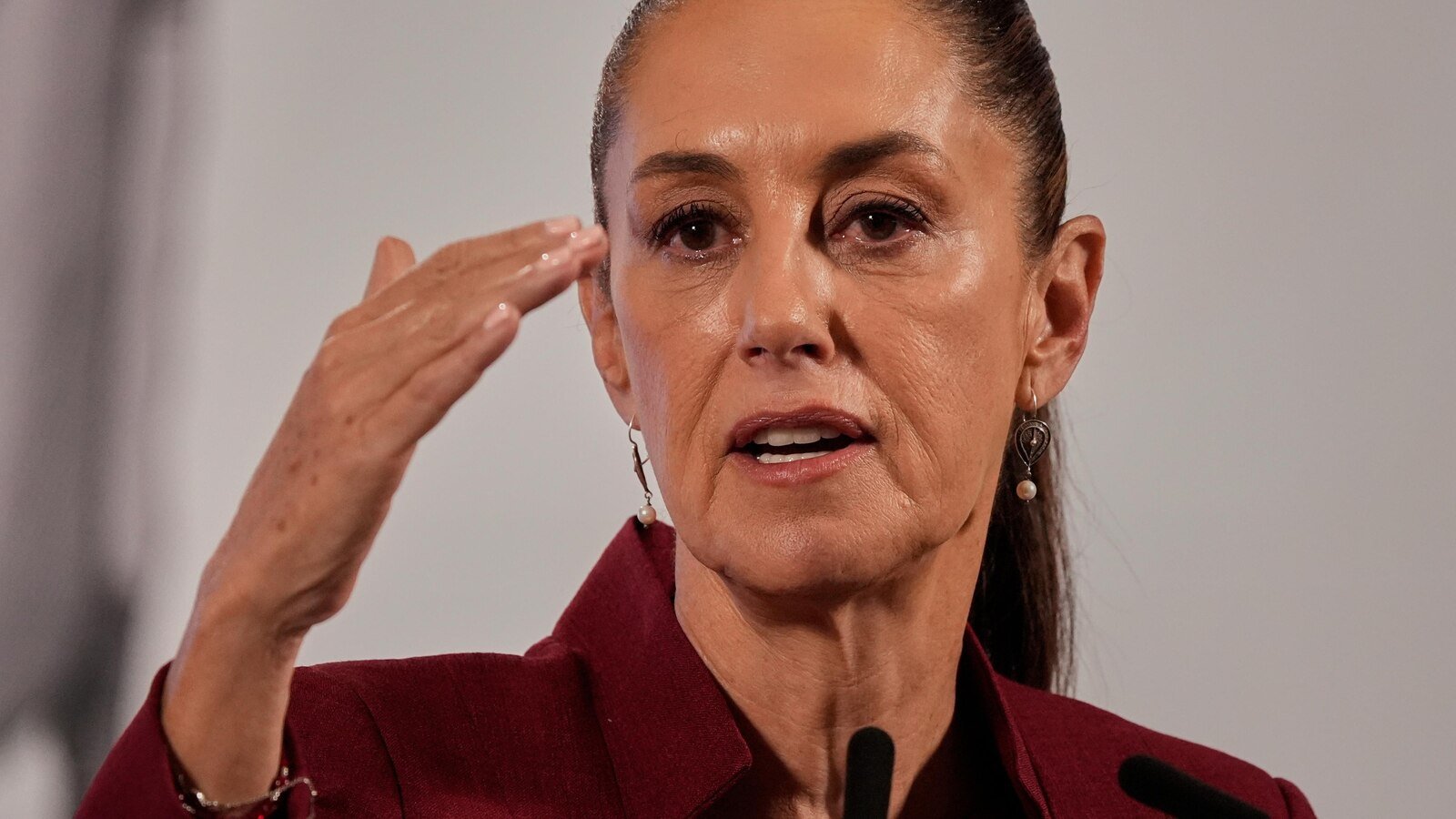 The United States imposes sanctions on a Mexican poster linked to drug trafficking and a fuel network.