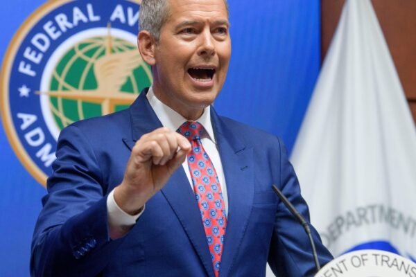 The air traffic control system should be improved to avoid problems such as Newark airport, authorities say