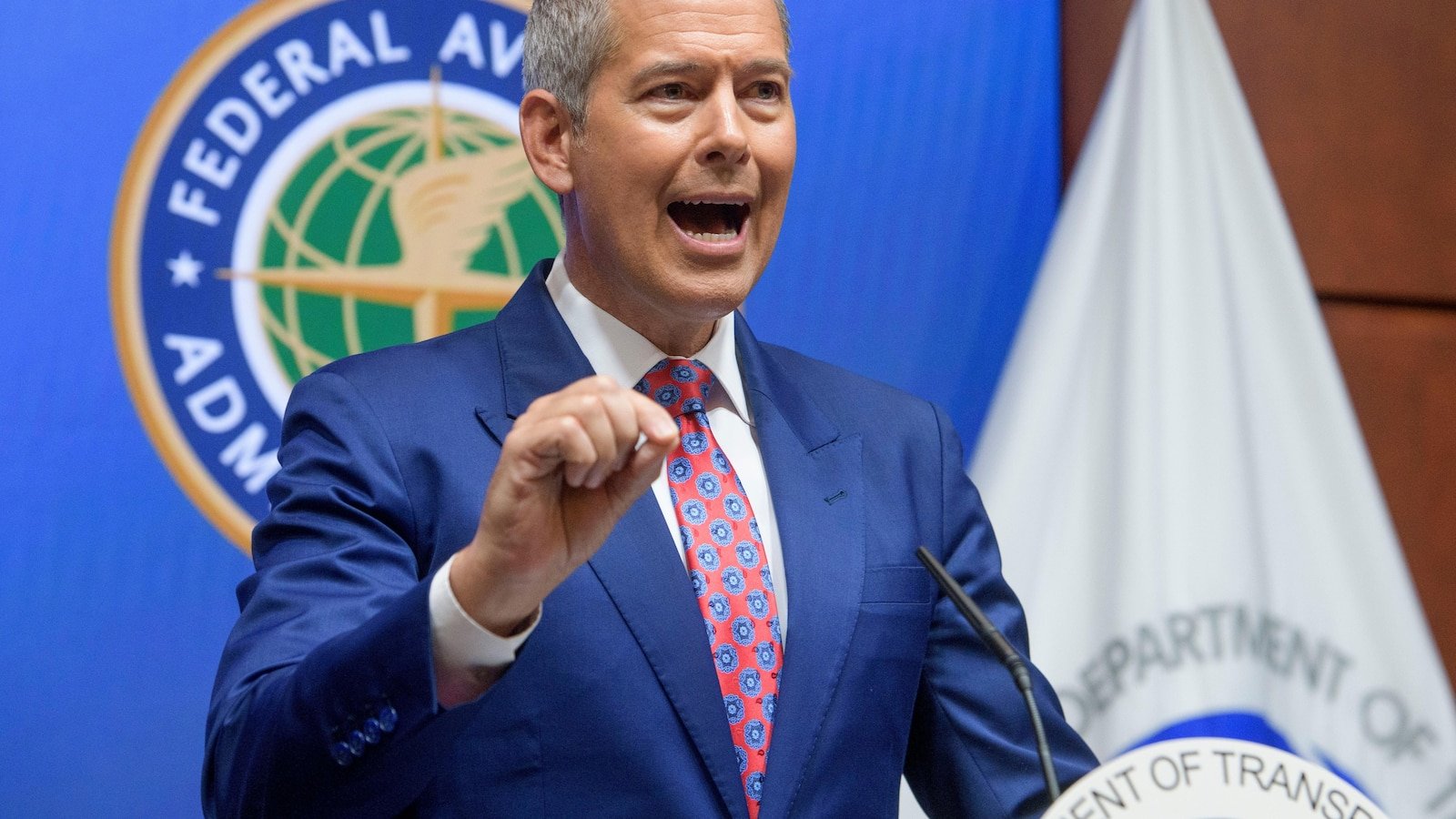 The air traffic control system should be improved to avoid problems such as Newark airport, authorities say