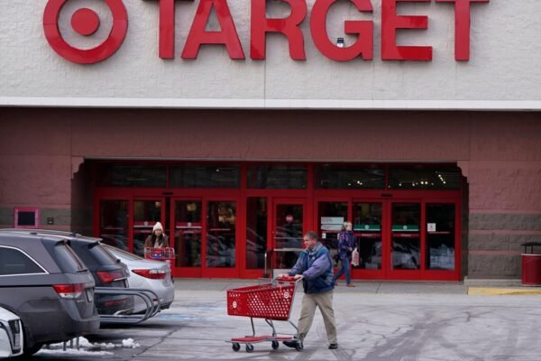 The drop in sales of objectives in the first quarter and the retailer warn that they will slide for the entire 2025