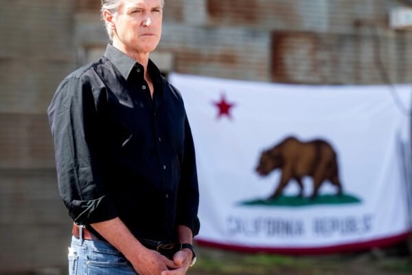 The governor of California describes the deficit of $ 12 billion and the freezing of access to the immigrants health program