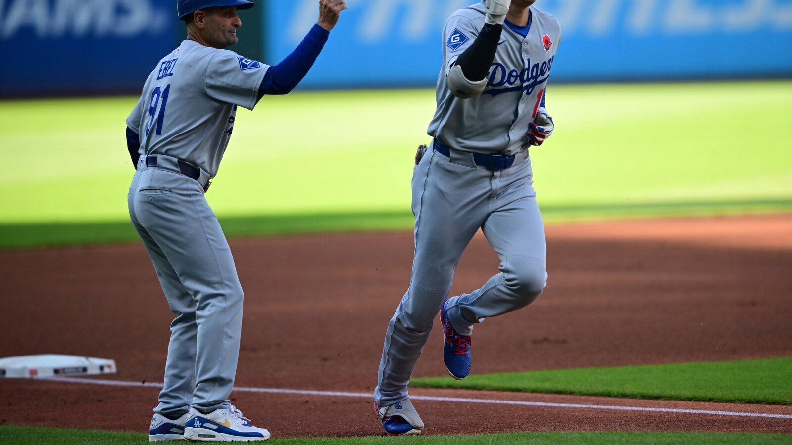 The initial homer of Shohei Ohtani Podera to the Dodgers at 7-2 Victoria on Guardians