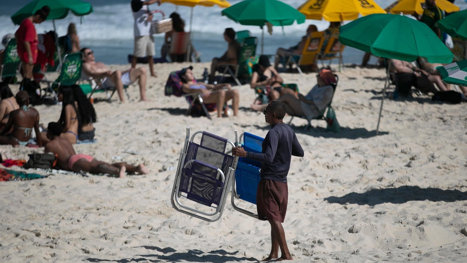 The mayor of Río relieves his new rules about beach music live after a protest