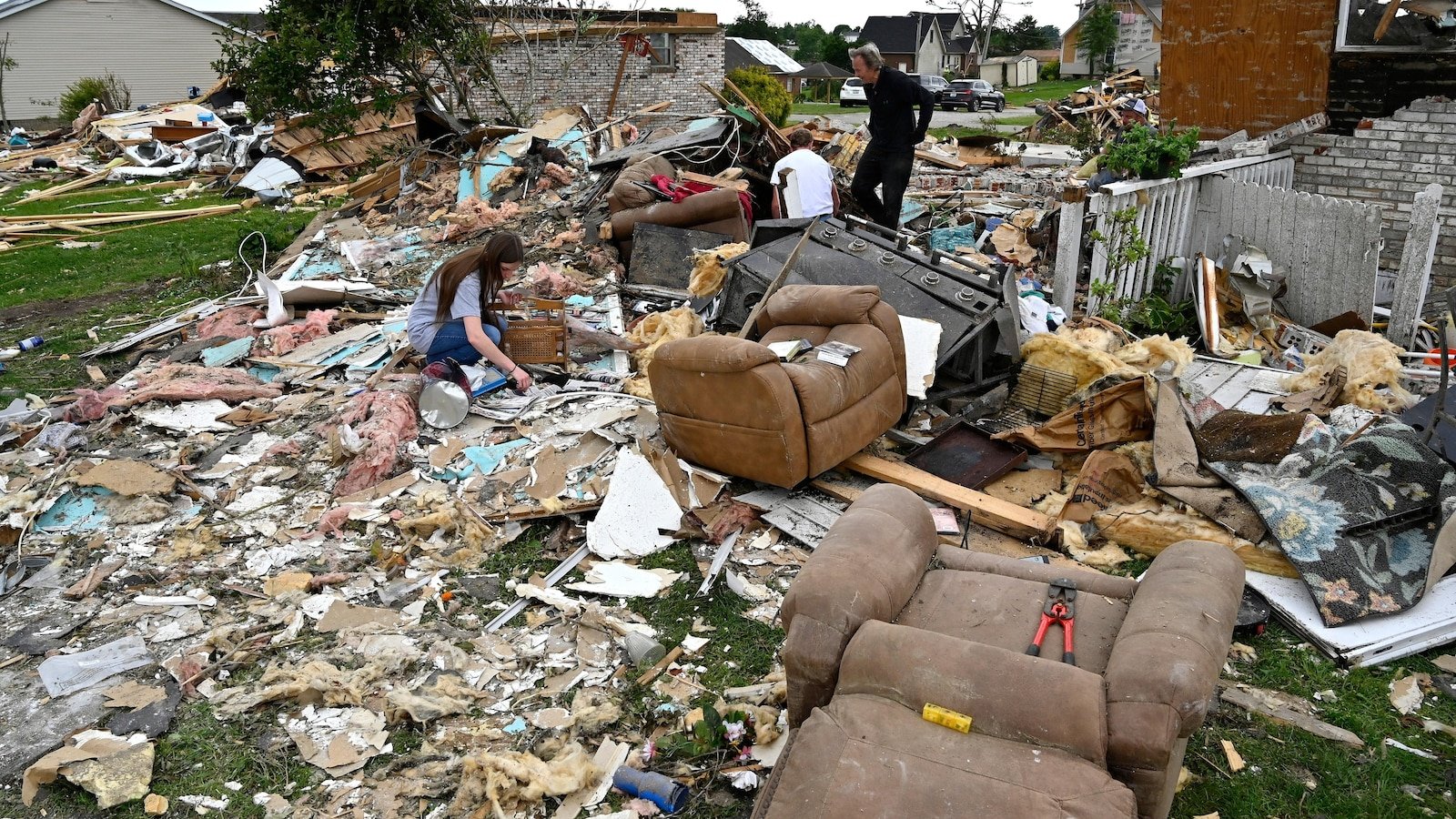 The most severe climate hits the center of the United States when thousands recover from mortal tornadoes
