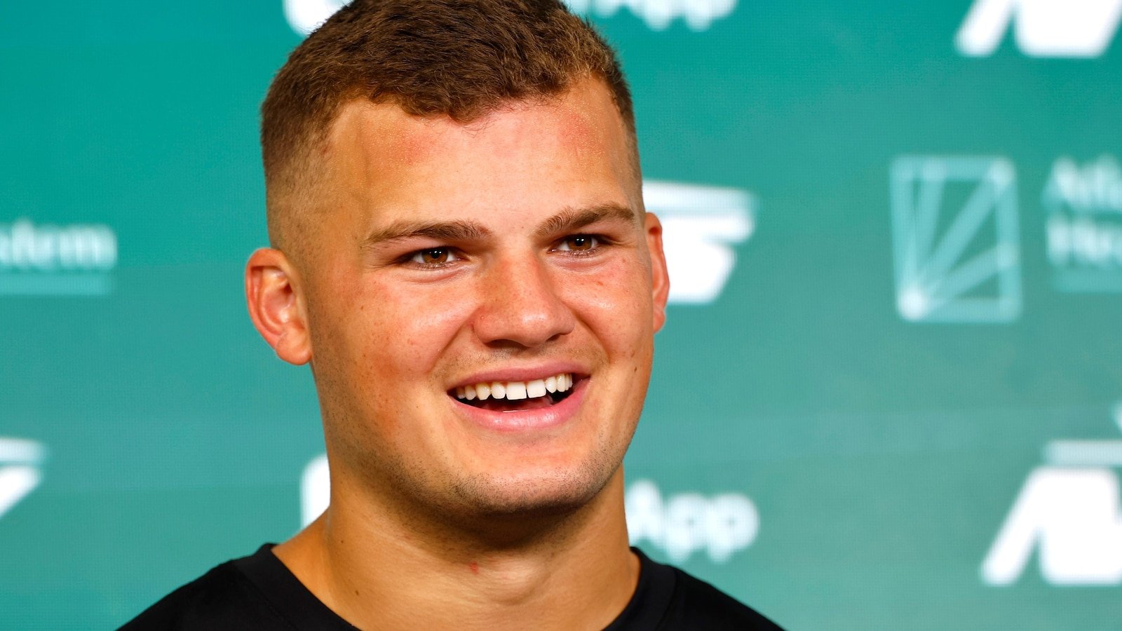 The rookie of the jets, Mason Taylor, loves the high expectations that come from being the son of the Hall of Fame