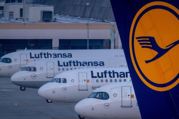 There is no pilot for 10 minutes during a Lufthansa flight in 2024 due to the fainting incident, says the report