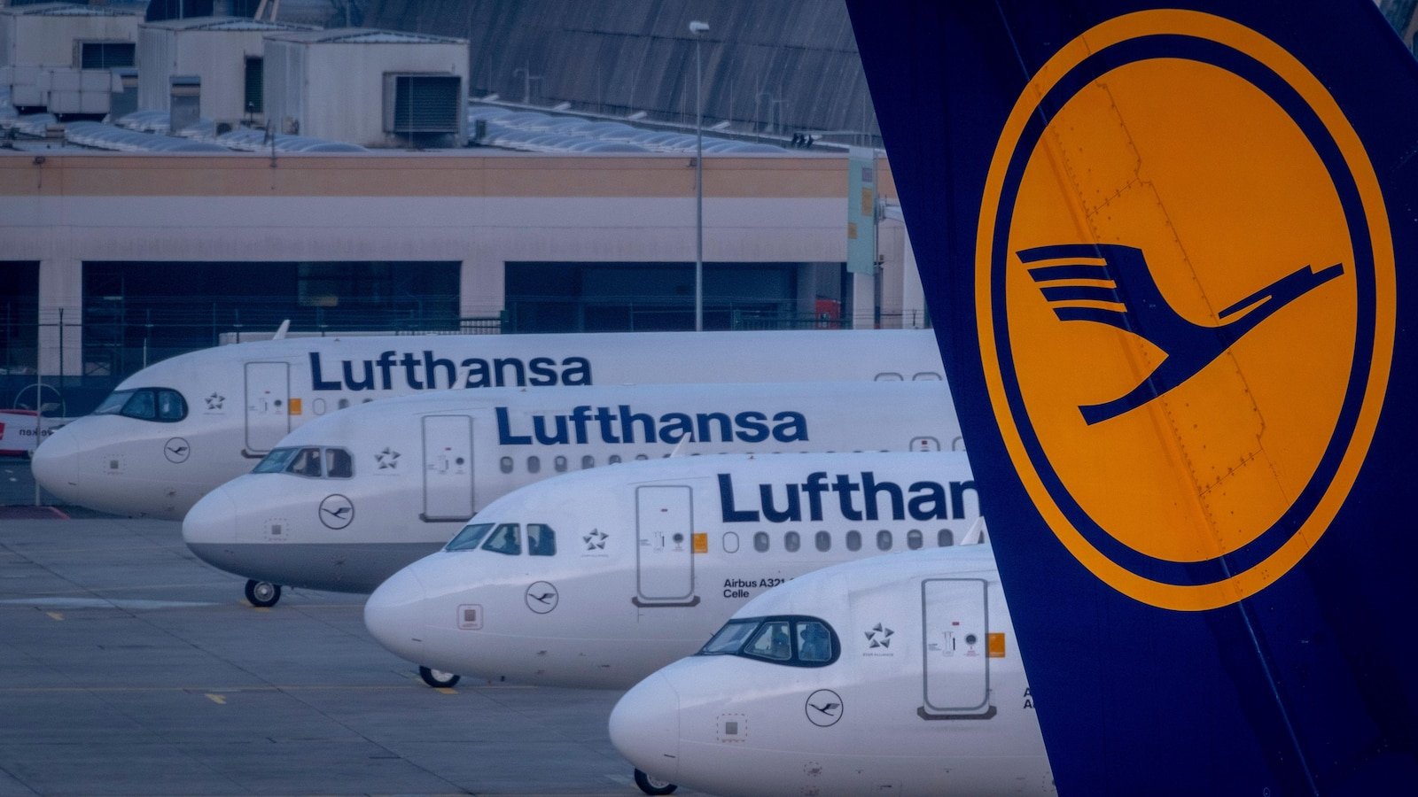There is no pilot for 10 minutes during a Lufthansa flight in 2024 due to the fainting incident, says the report