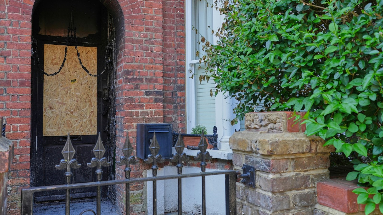 Third suspect arrested for fires in properties linked to the Prime Minister of the United Kingdom