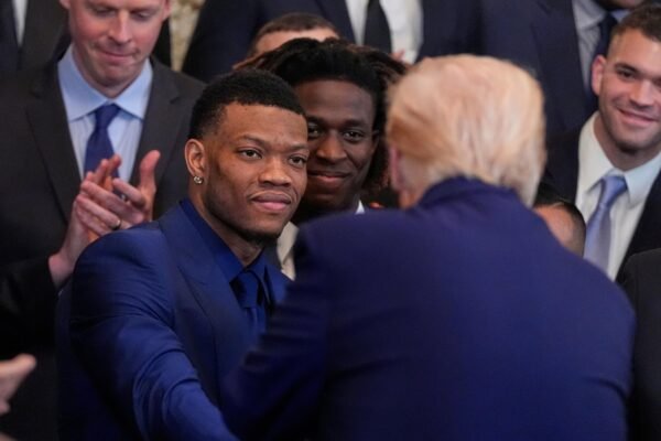 Trump receives the Basketball champion of the NCAA Florida Gators in the White House