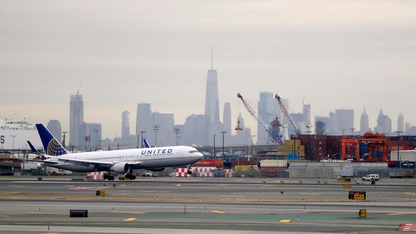 United cuts 35 daily flights in Newark, citing the shortage of air traffic controllers