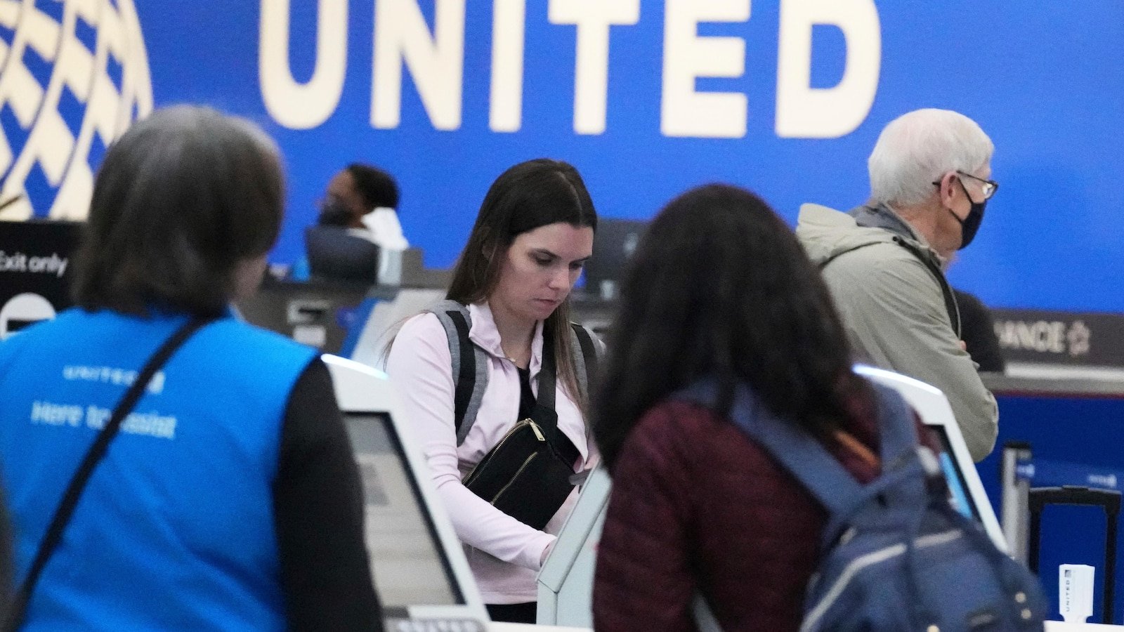 United is reducing its check-in window for American flights. This is how it compares with other airlines