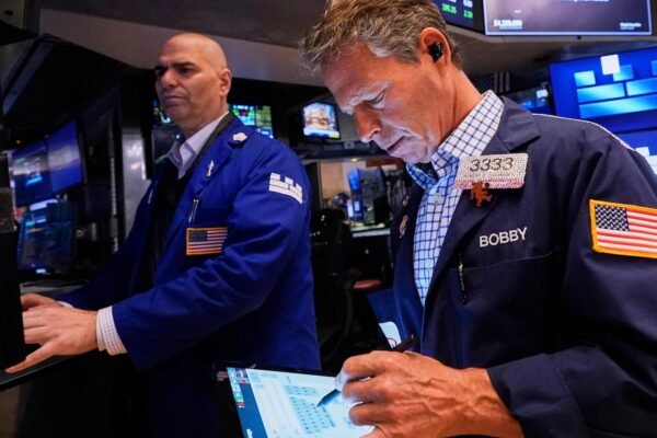 Wall Street extends its profits to a ninth consecutive day, recovering losses from the rates climbing