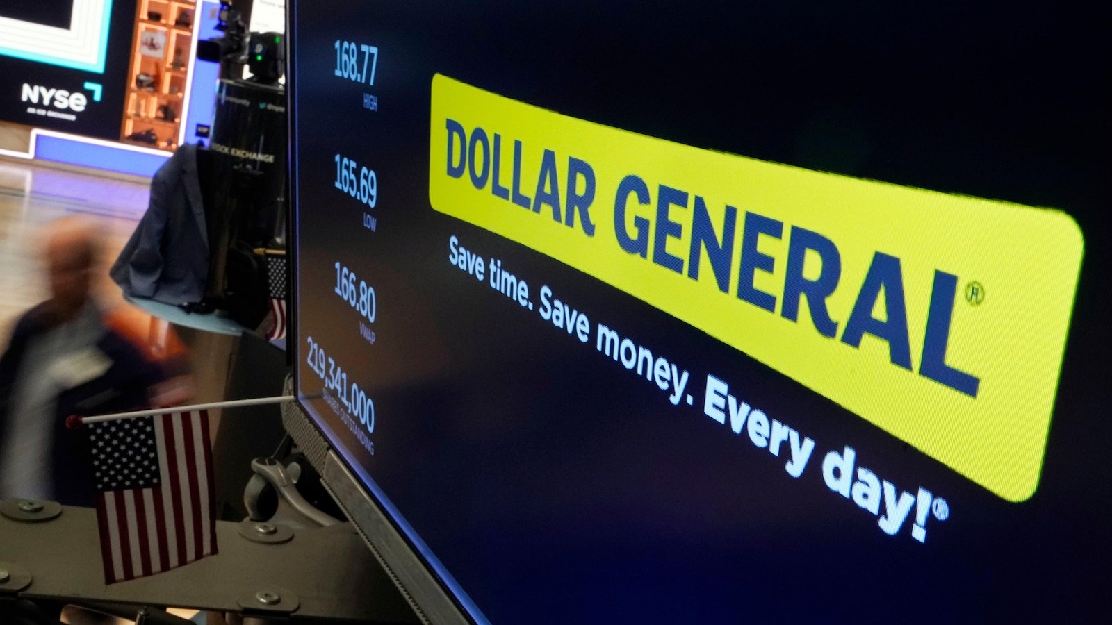 Dollar General publishes record sales as gangs stores attract more anxious to the economy