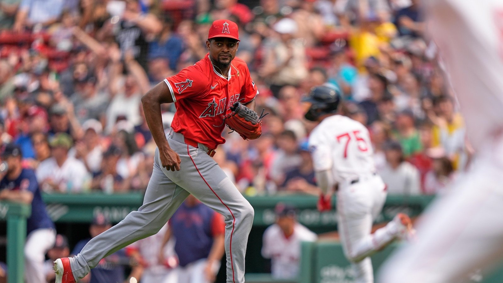 Rally of the Red Sox, then handle again to win 11-9 on Los Angeles in Rafaela's homer.