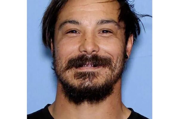 The authorities are looking for a father from the state of Washington of 3 dead girls