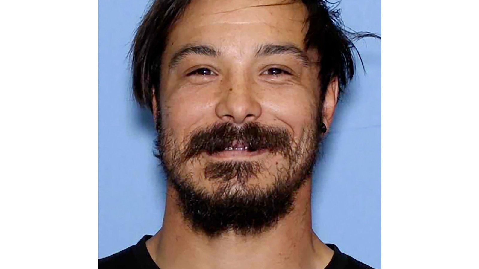 The authorities are looking for a father from the state of Washington of 3 dead girls