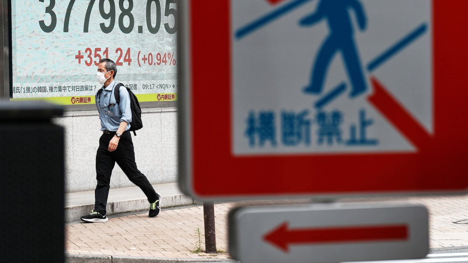 World actions push higher as US actions focus on their records